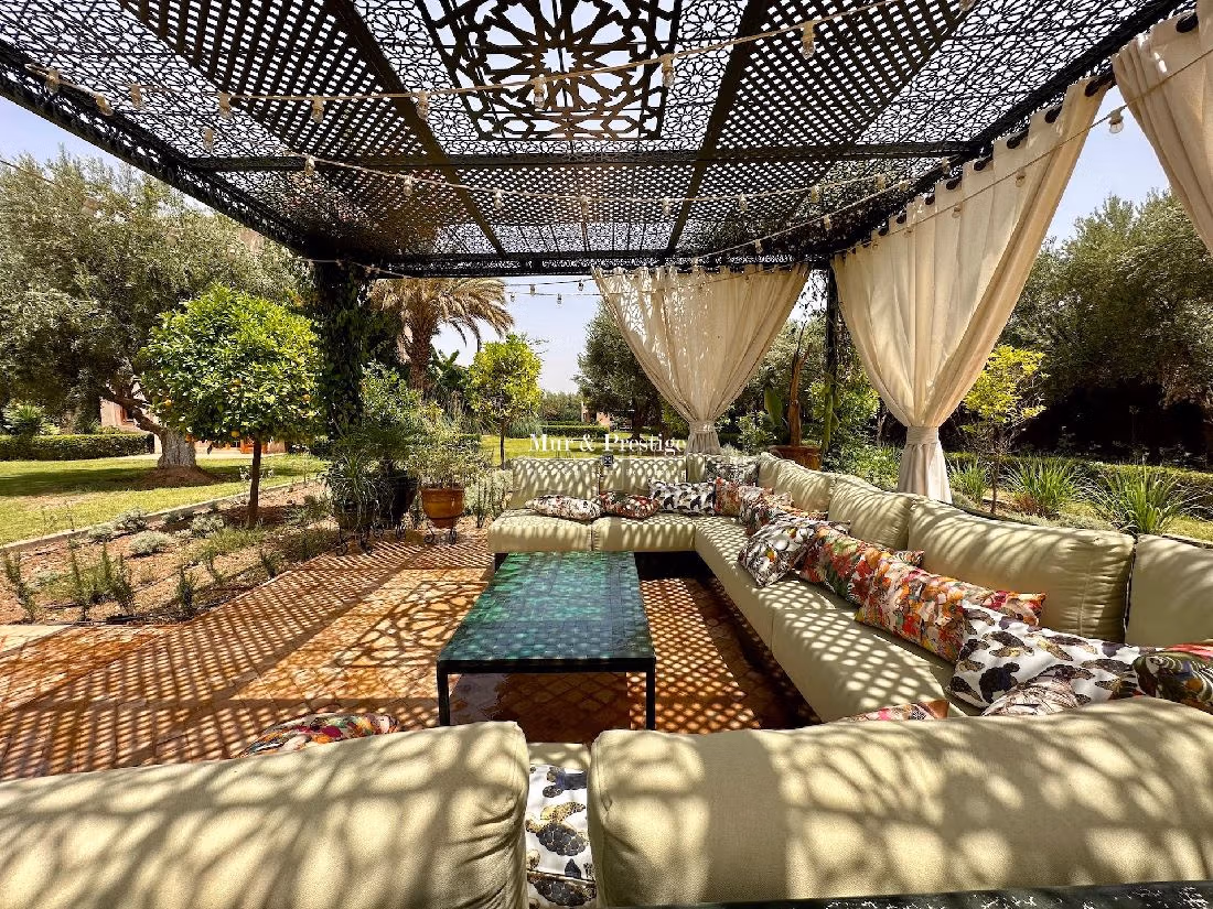 فيلا ممتازة للبيع بمراكش. المساحة الإجمالية 800 م². الراحة الكاملة مع حمام سباحة ومدفأة. 