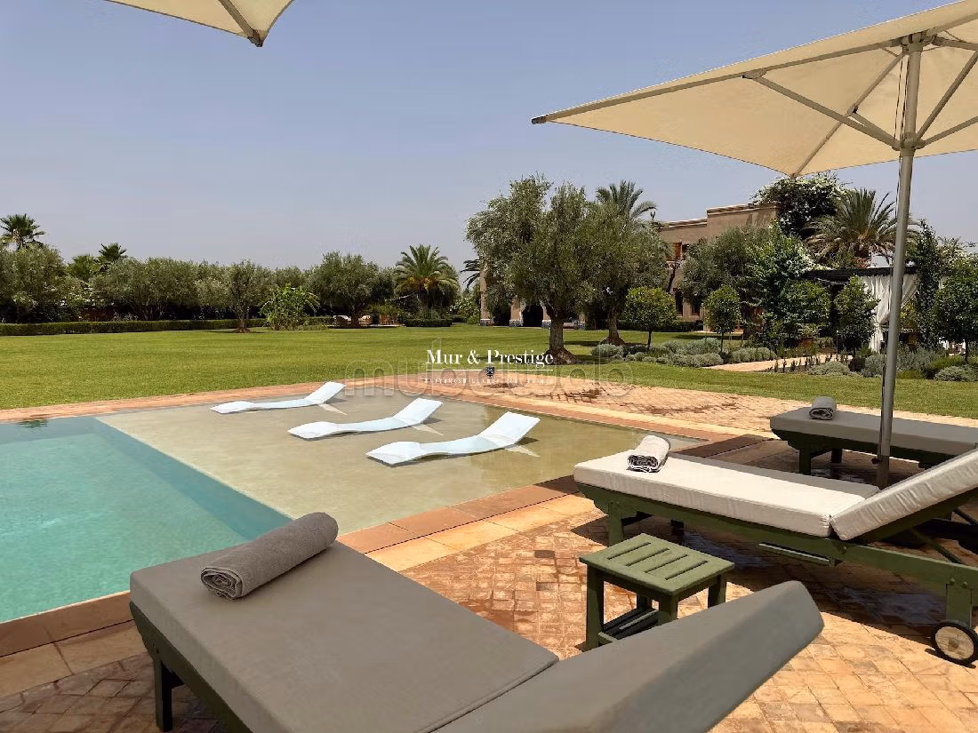 فيلا ممتازة للبيع بمراكش. المساحة الإجمالية 800 م². الراحة الكاملة مع حمام سباحة ومدفأة. 