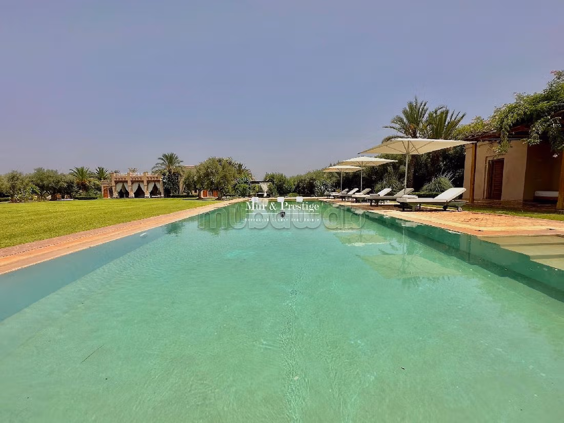 فيلا ممتازة للبيع بمراكش. المساحة الإجمالية 800 م². الراحة الكاملة مع حمام سباحة ومدفأة. 