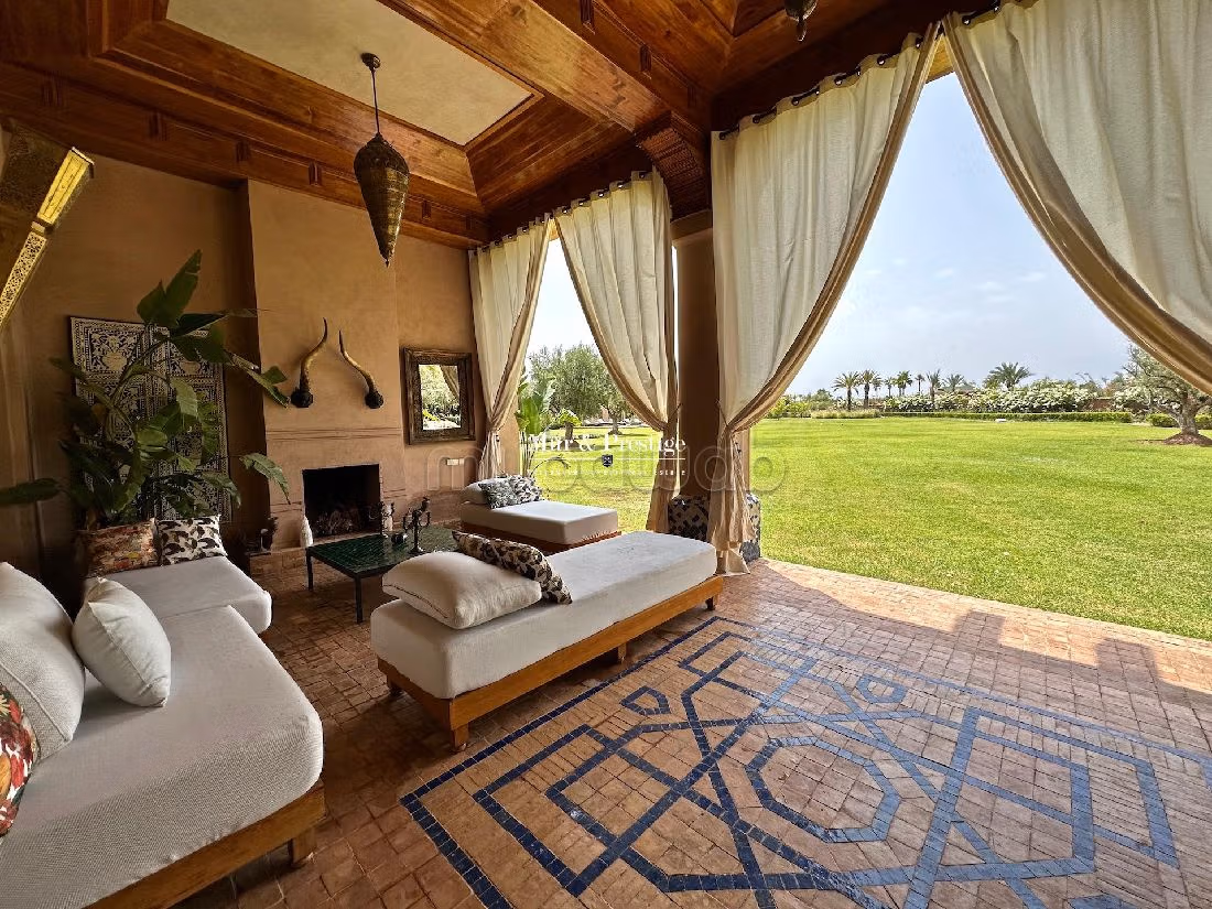 فيلا ممتازة للبيع بمراكش. المساحة الإجمالية 800 م². الراحة الكاملة مع حمام سباحة ومدفأة. 