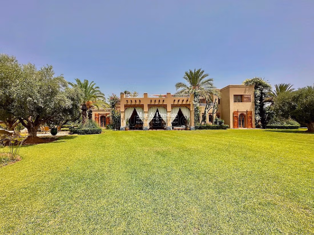 فيلا ممتازة للبيع بمراكش. المساحة الإجمالية 800 م². الراحة الكاملة مع حمام سباحة ومدفأة. 