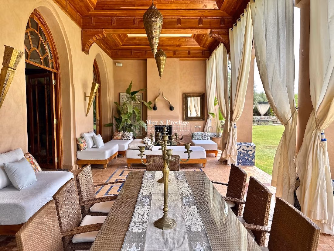 فيلا ممتازة للبيع بمراكش. المساحة الإجمالية 800 م². الراحة الكاملة مع حمام سباحة ومدفأة. 