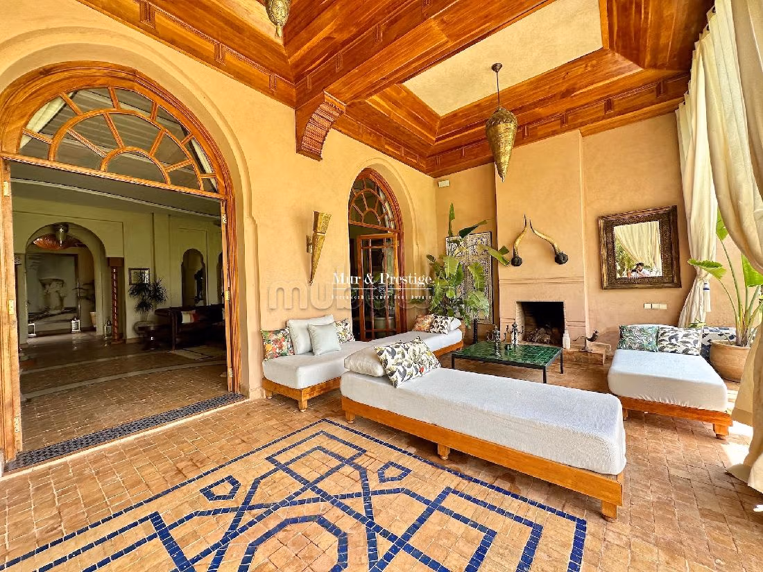 فيلا ممتازة للبيع بمراكش. المساحة الإجمالية 800 م². الراحة الكاملة مع حمام سباحة ومدفأة. 