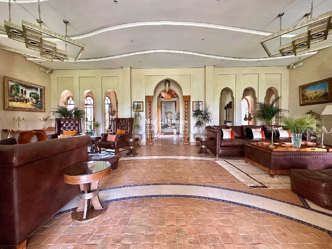 فيلا ممتازة للبيع بمراكش. المساحة الإجمالية 800 م². الراحة الكاملة مع حمام سباحة ومدفأة. 