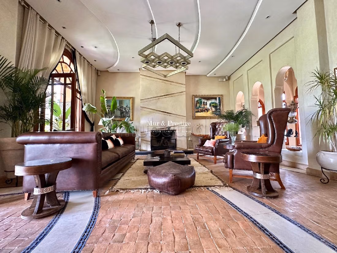 فيلا ممتازة للبيع بمراكش. المساحة الإجمالية 800 م². الراحة الكاملة مع حمام سباحة ومدفأة. 