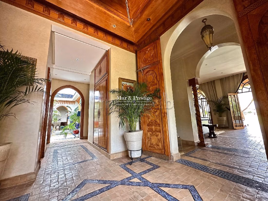 فيلا ممتازة للبيع بمراكش. المساحة الإجمالية 800 م². الراحة الكاملة مع حمام سباحة ومدفأة. 