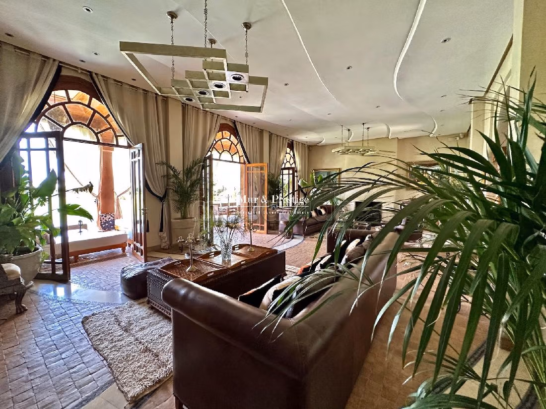 فيلا ممتازة للبيع بمراكش. المساحة الإجمالية 800 م². الراحة الكاملة مع حمام سباحة ومدفأة. 