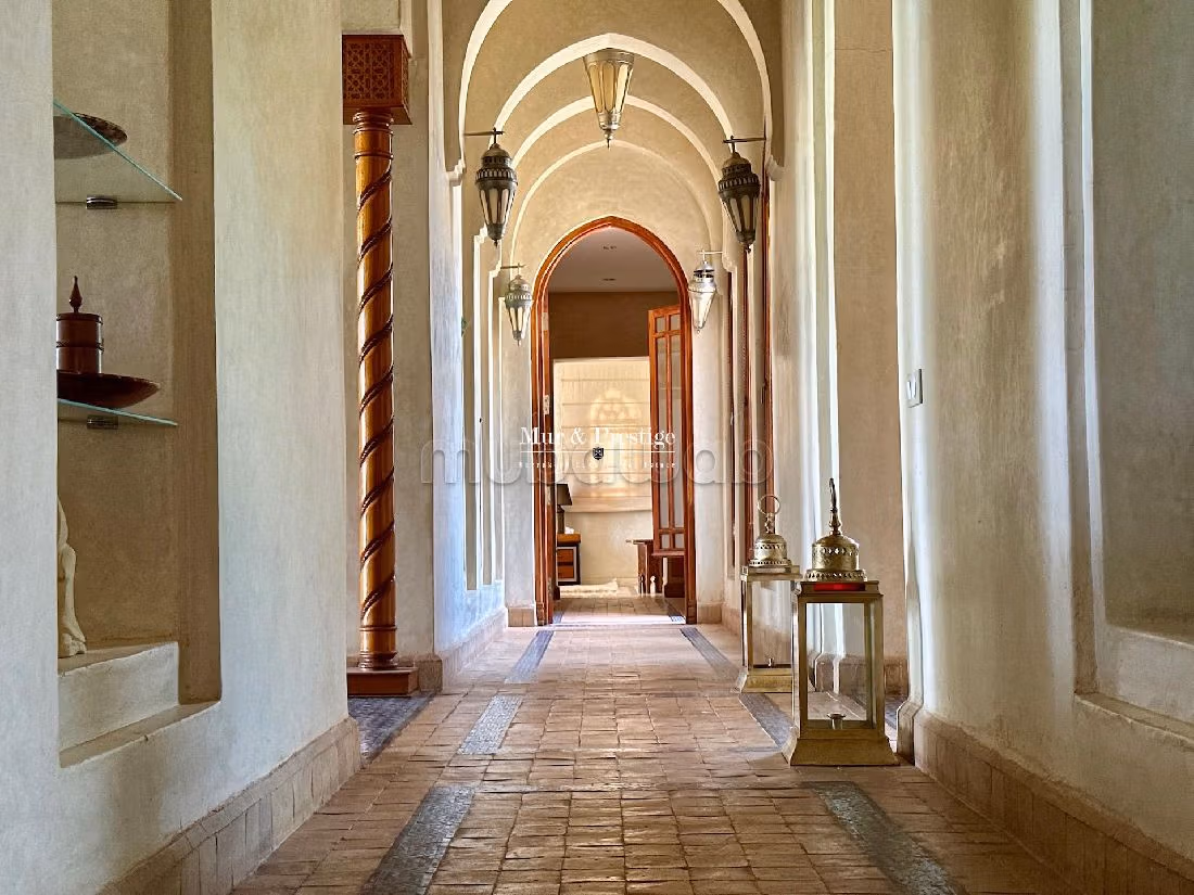 فيلا ممتازة للبيع بمراكش. المساحة الإجمالية 800 م². الراحة الكاملة مع حمام سباحة ومدفأة. 