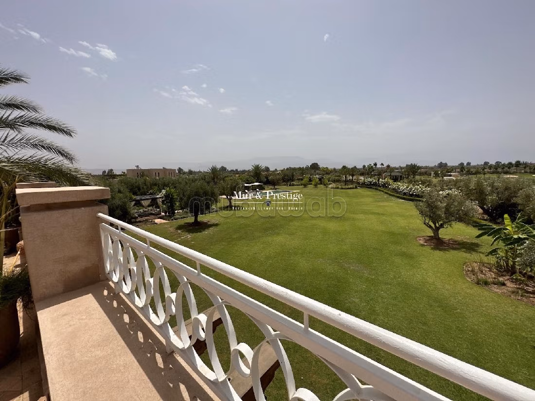 فيلا ممتازة للبيع بمراكش. المساحة الإجمالية 800 م². الراحة الكاملة مع حمام سباحة ومدفأة. 