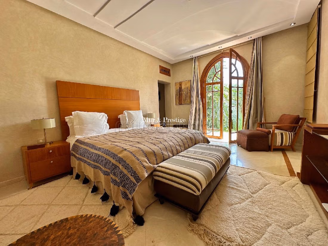 فيلا ممتازة للبيع بمراكش. المساحة الإجمالية 800 م². الراحة الكاملة مع حمام سباحة ومدفأة. 