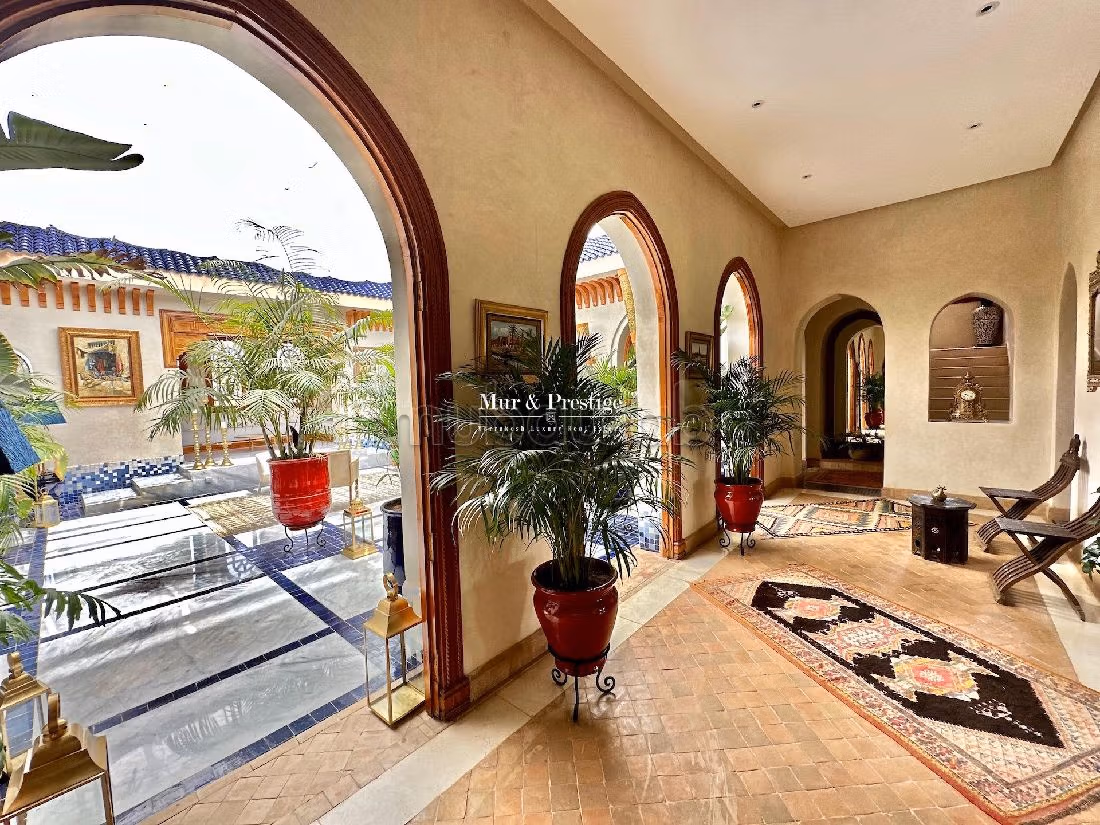 فيلا ممتازة للبيع بمراكش. المساحة الإجمالية 800 م². الراحة الكاملة مع حمام سباحة ومدفأة. 