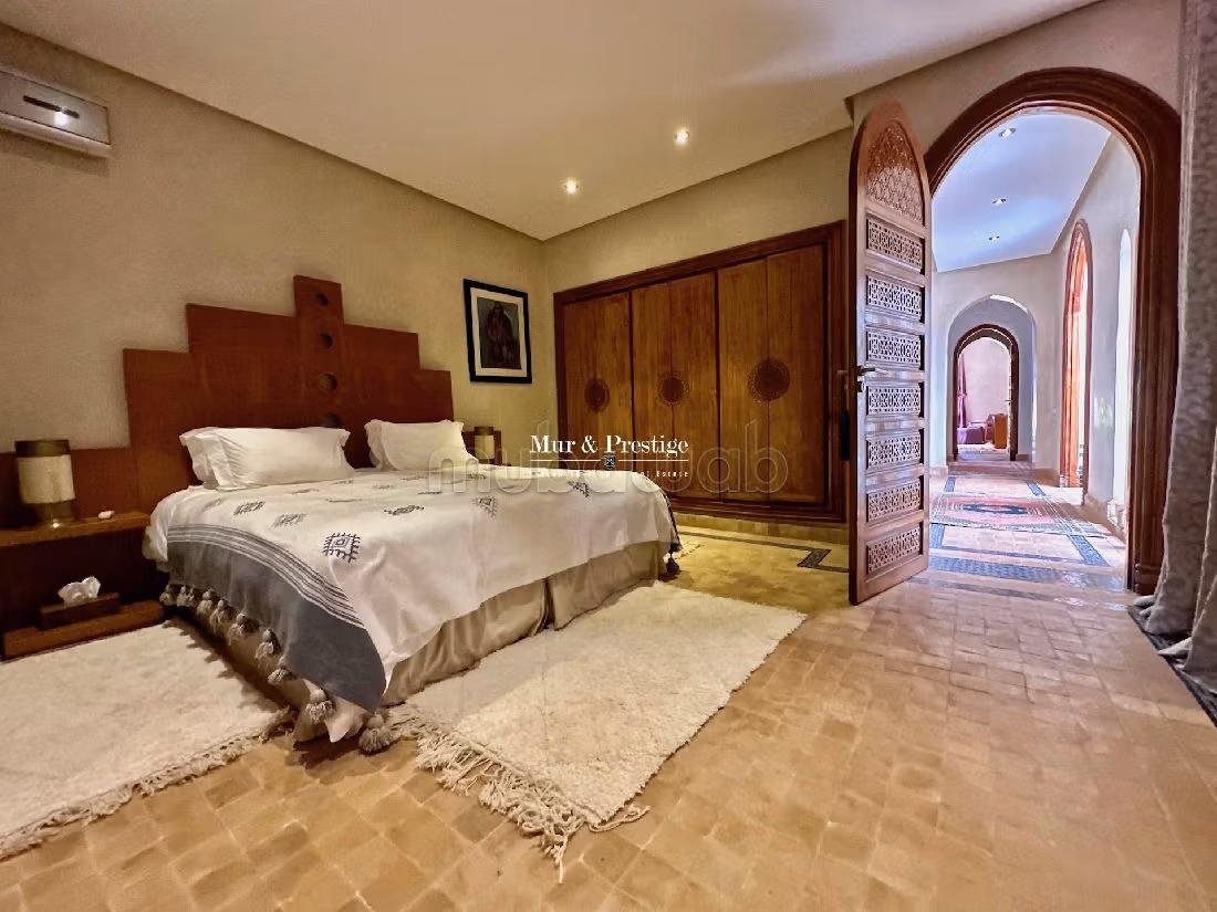 فيلا ممتازة للبيع بمراكش. المساحة الإجمالية 800 م². الراحة الكاملة مع حمام سباحة ومدفأة. 