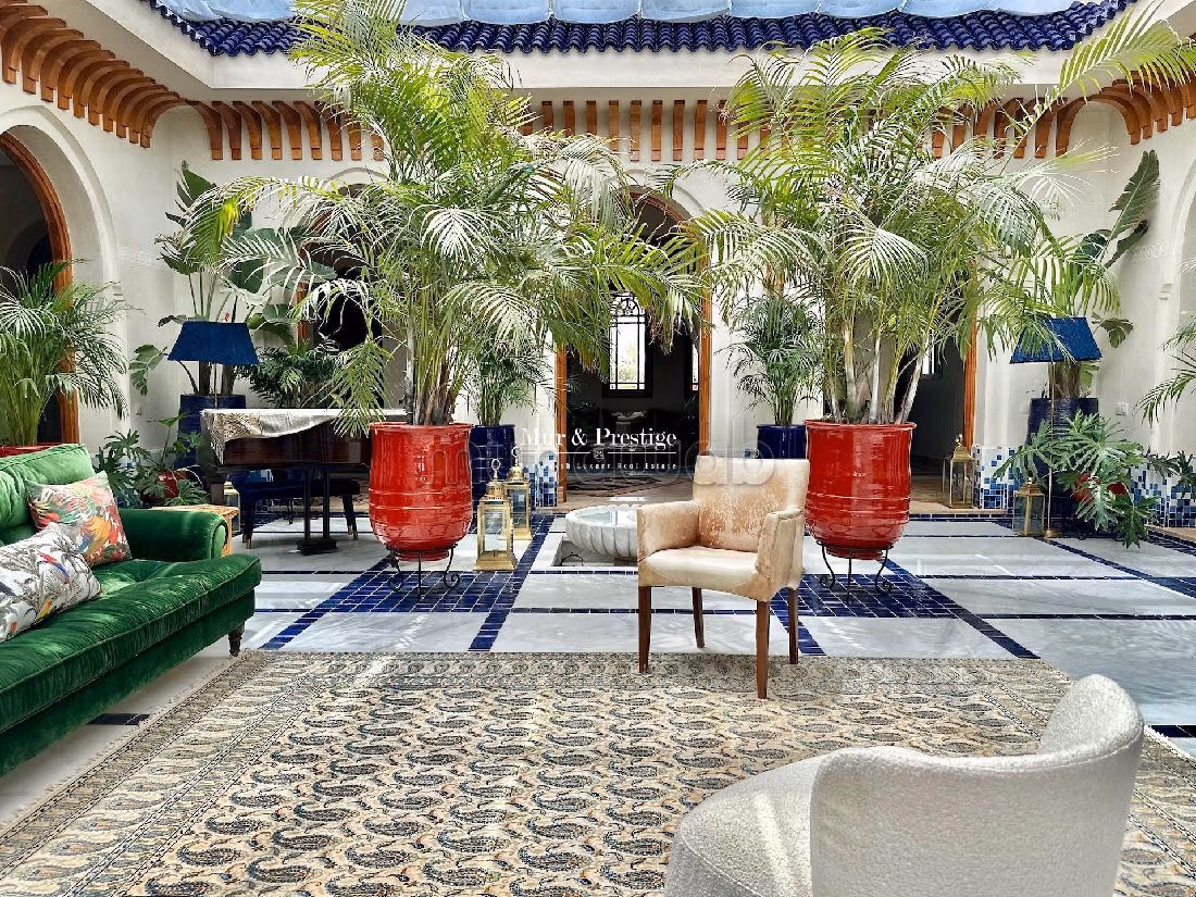 فيلا ممتازة للبيع بمراكش. المساحة الإجمالية 800 م². الراحة الكاملة مع حمام سباحة ومدفأة. 