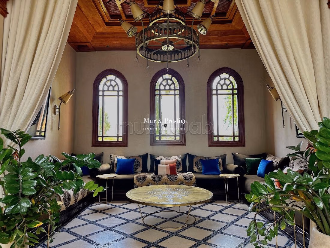 فيلا ممتازة للبيع بمراكش. المساحة الإجمالية 800 م². الراحة الكاملة مع حمام سباحة ومدفأة. 