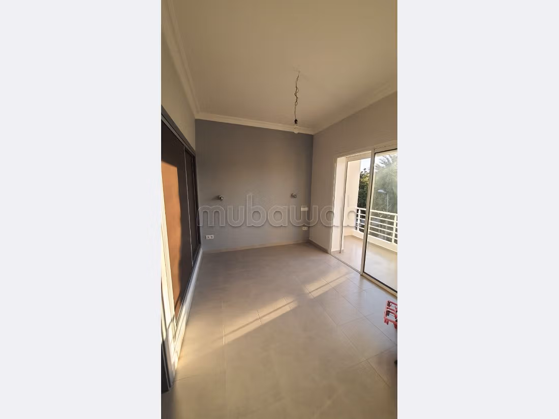 High quality villa for sale. Dimension 270 m². Garden and garage