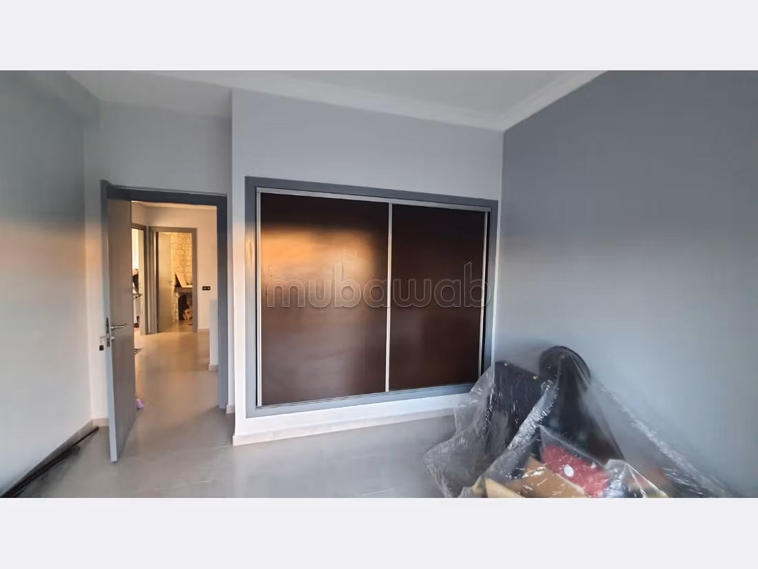 High quality villa for sale. Dimension 270 m². Garden and garage