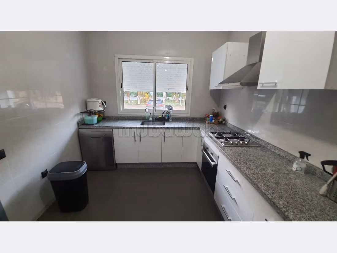 High quality villa for sale. Dimension 270 m². Garden and garage