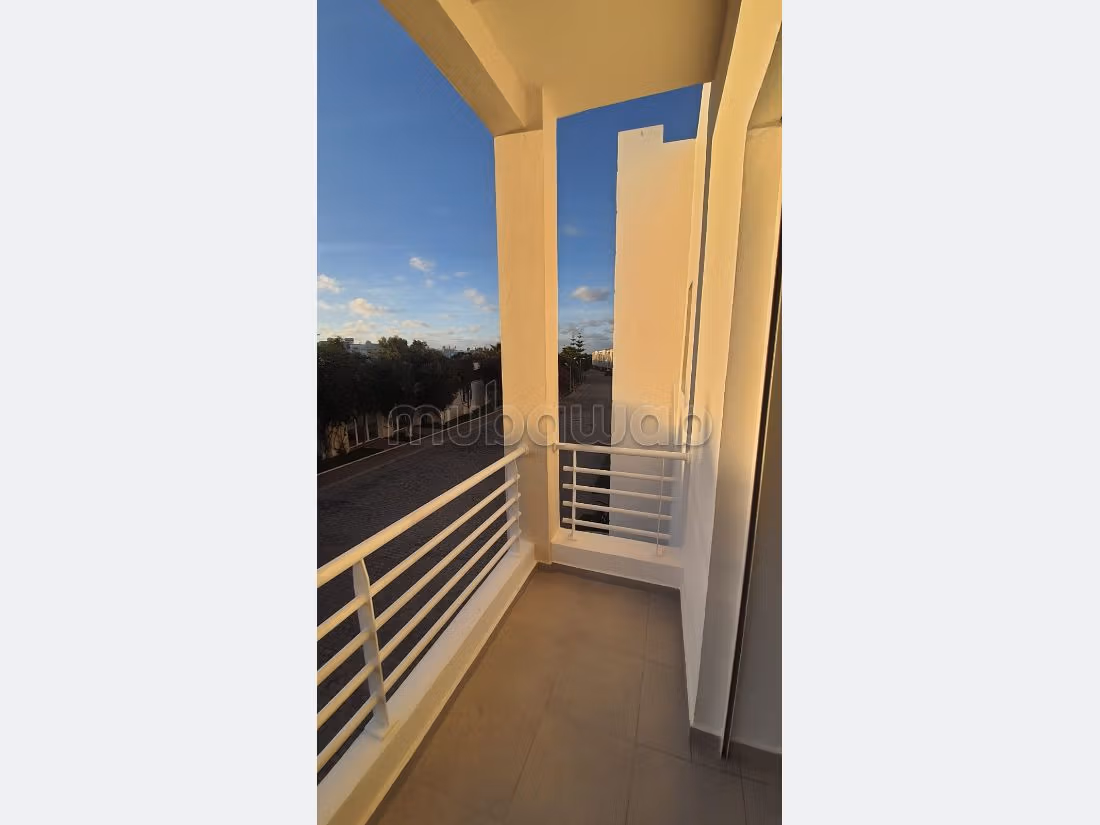 High quality villa for sale. Dimension 270 m². Garden and garage