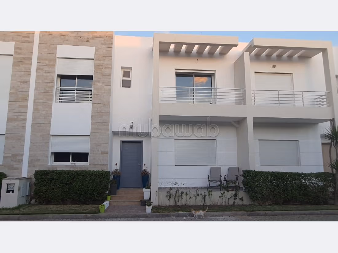 High quality villa for sale. Dimension 270 m². Garden and garage