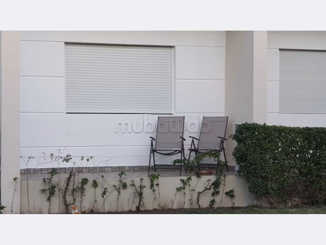 High quality villa for sale. Dimension 270 m². Garden and garage