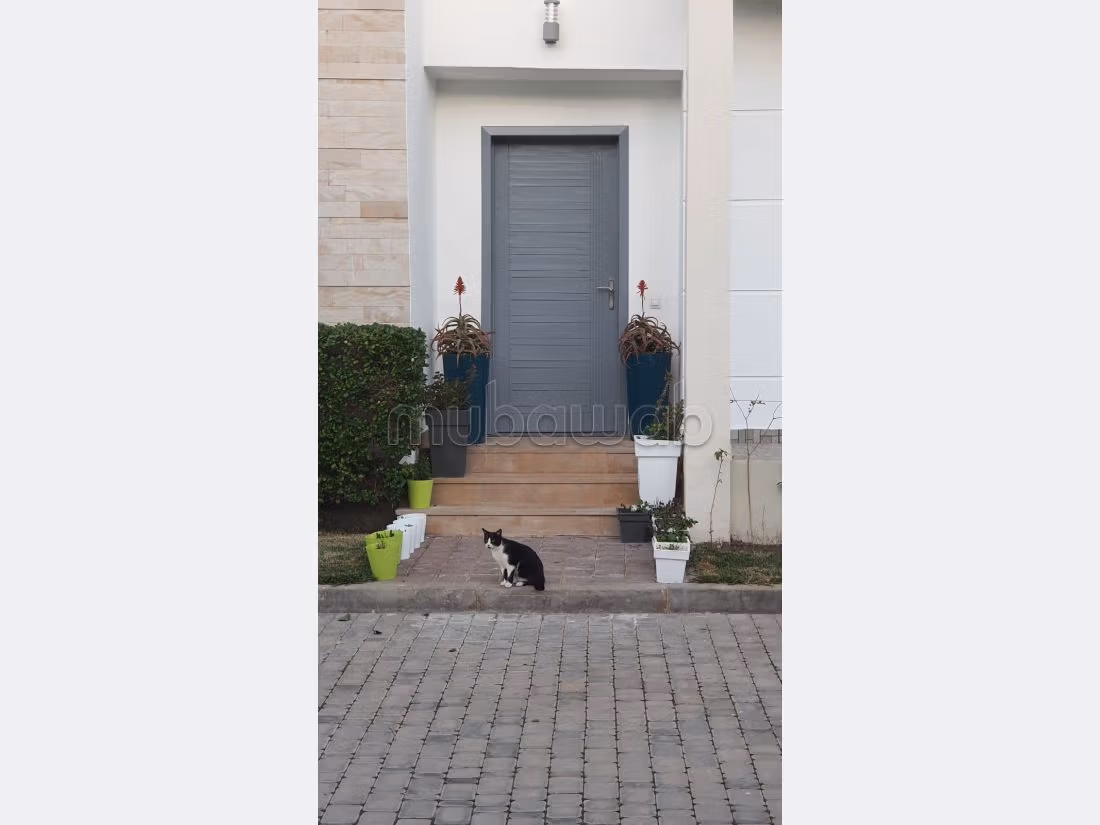 High quality villa for sale. Dimension 270 m². Garden and garage