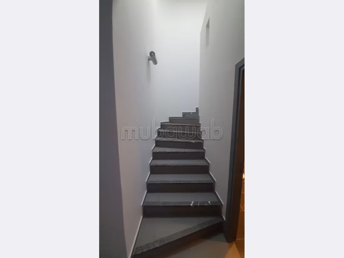 High quality villa for sale. Dimension 270 m². Garden and garage