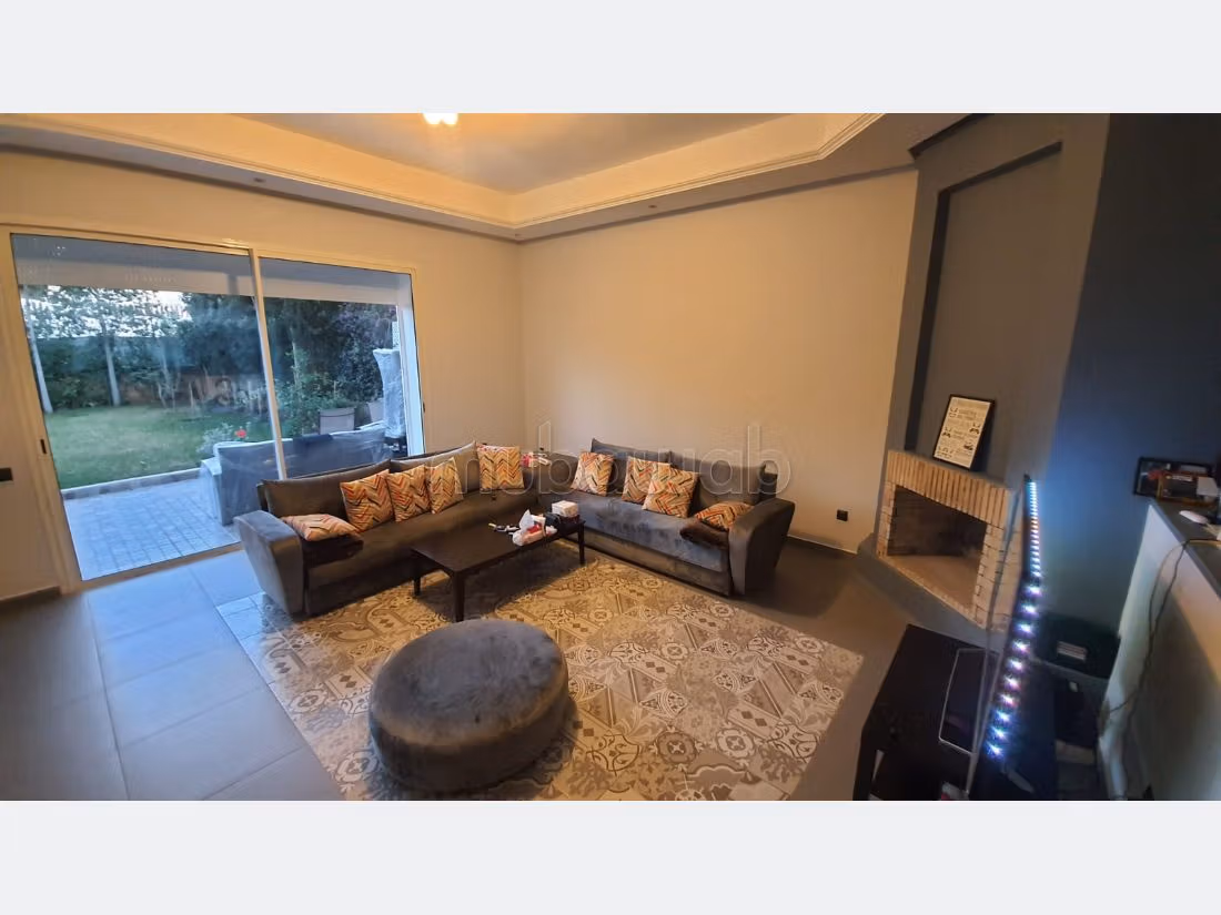 High quality villa for sale. Dimension 270 m². Garden and garage