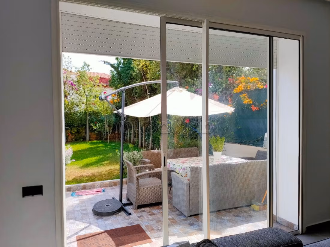 High quality villa for sale. Dimension 270 m². Garden and garage