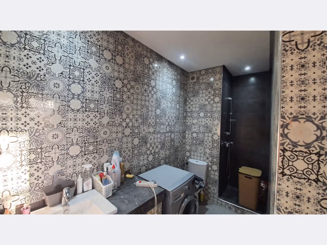 High quality villa for sale. Dimension 270 m². Garden and garage