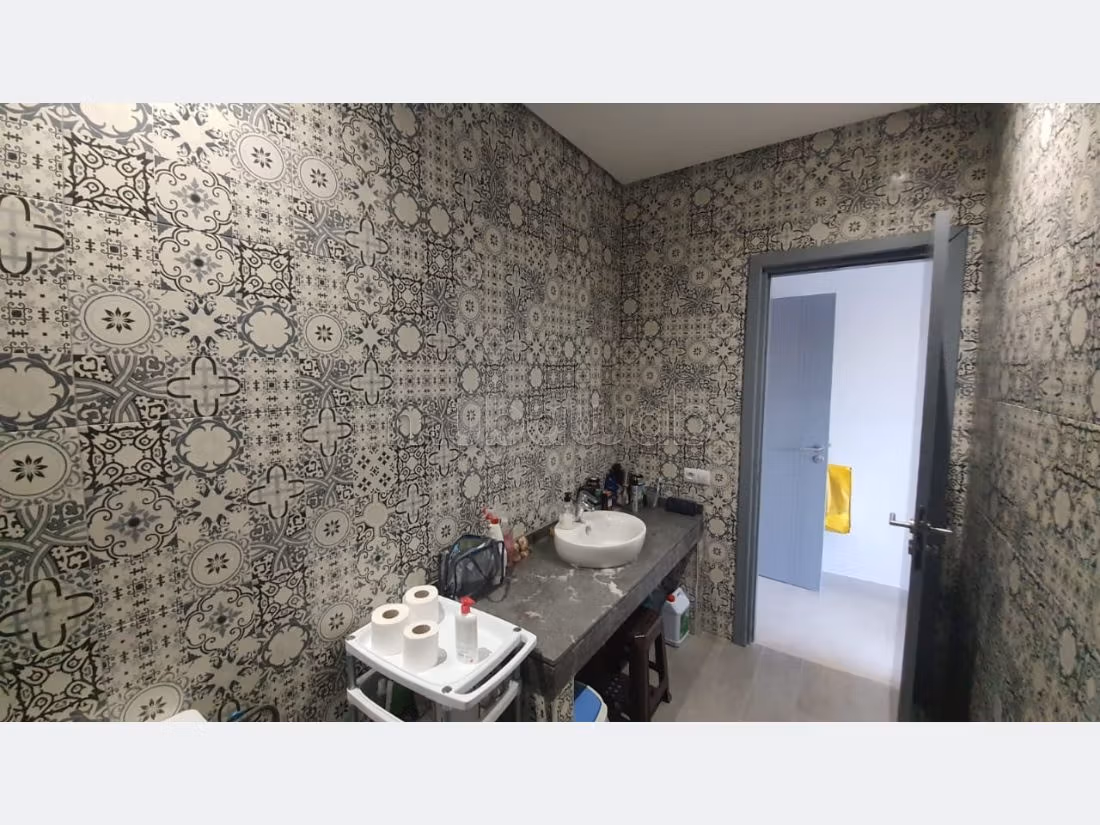 High quality villa for sale. Dimension 270 m². Garden and garage