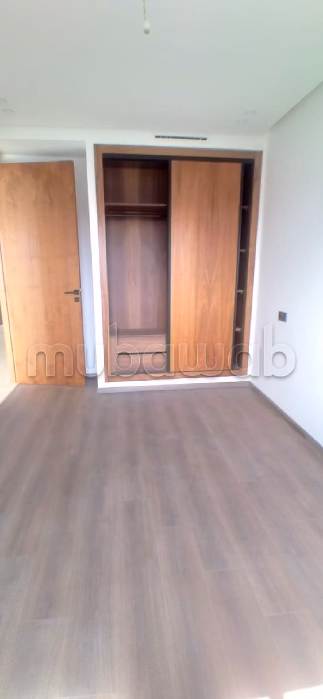 شقة للشراء بحي النخيل. 1 جزء. باب قوي ومتين وجهاز التدفئة المركزية. 