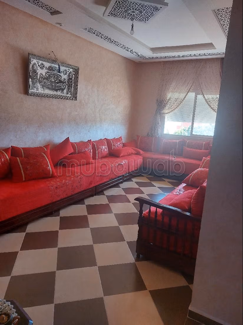 Se vende piso. 3 hermosas habitaciones. Puerta blindada y residencia segura. 