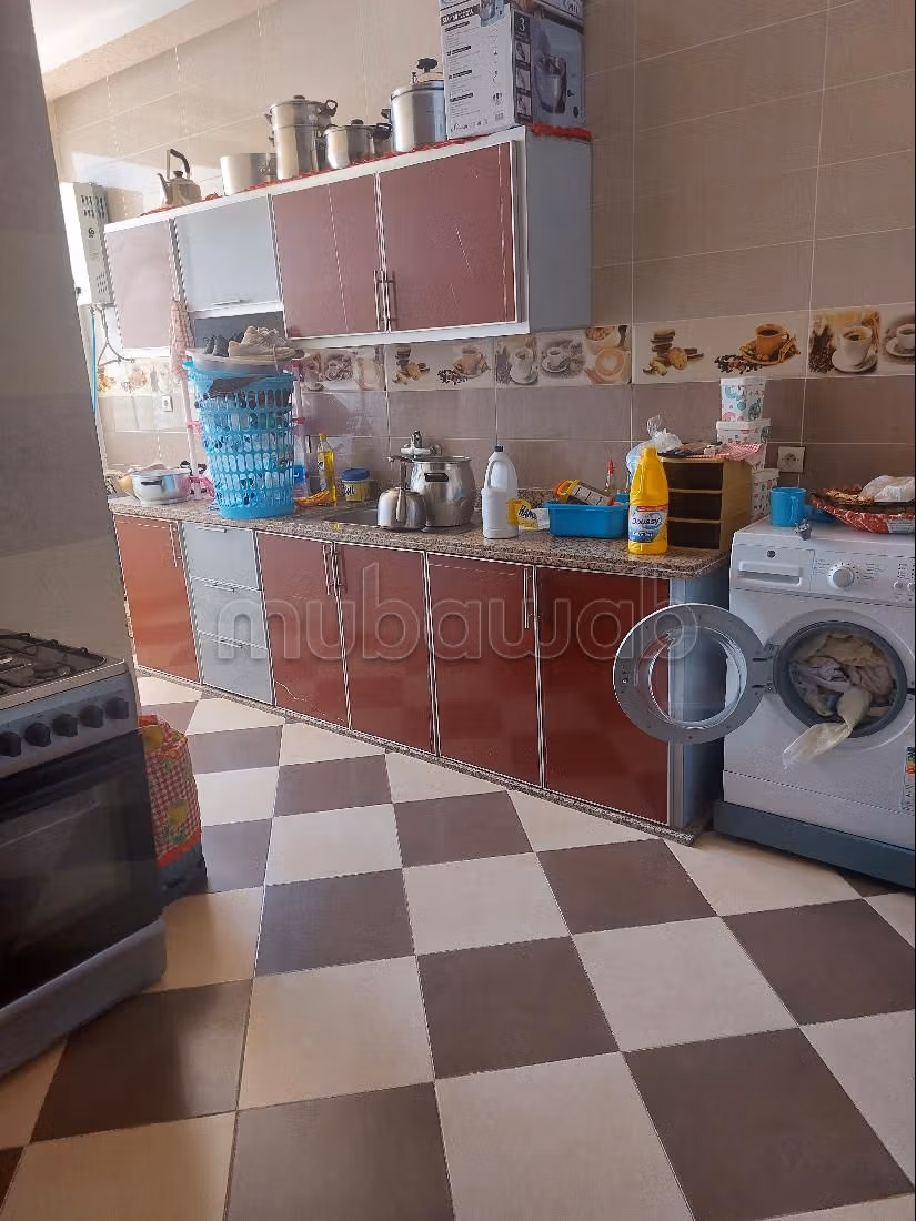 Se vende piso. 3 hermosas habitaciones. Puerta blindada y residencia segura. 