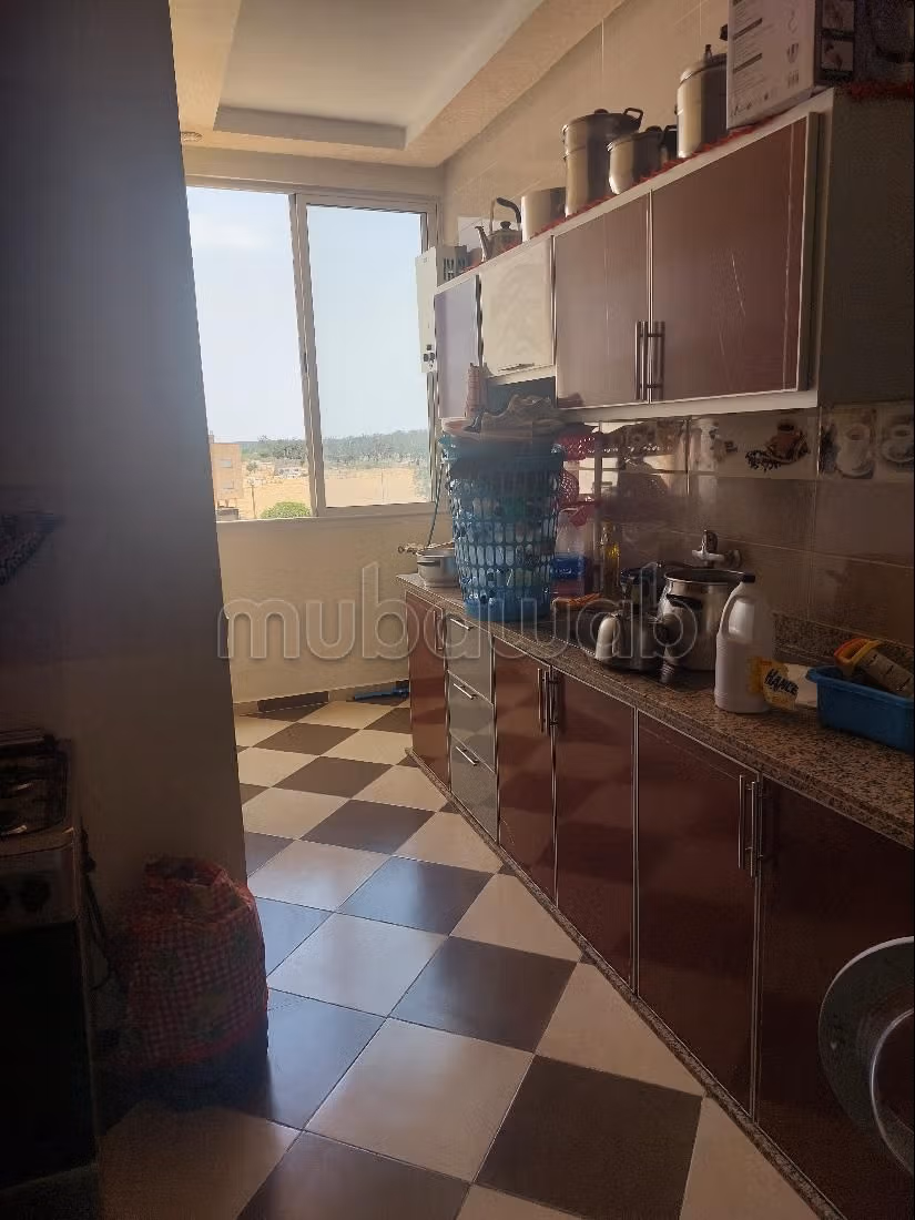 Se vende piso. 3 hermosas habitaciones. Puerta blindada y residencia segura. 