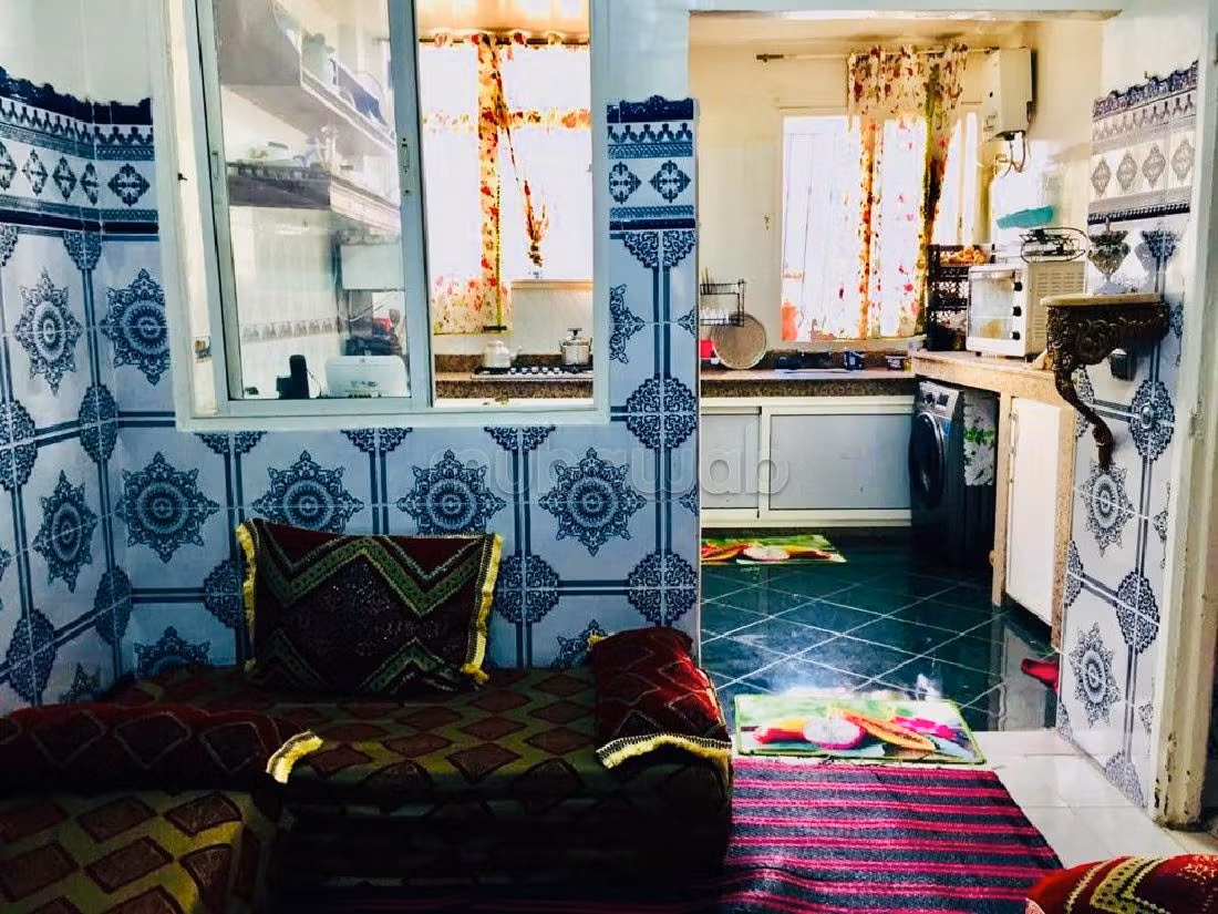 شقة رائعة للبيع ب حي الإنارة. 1 قطعة. صالة تقليدية ونظام طبق الأقمار الصناعية. 