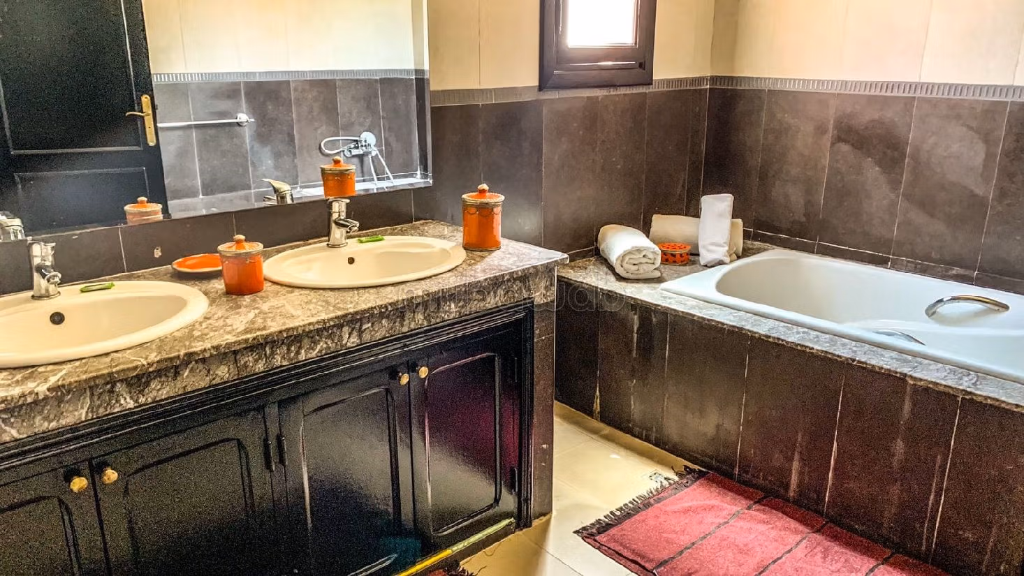 Villa's en luxe woningen te koop in Route de Fez. 8 Ruimtes. Verstevigde deur en verwarming