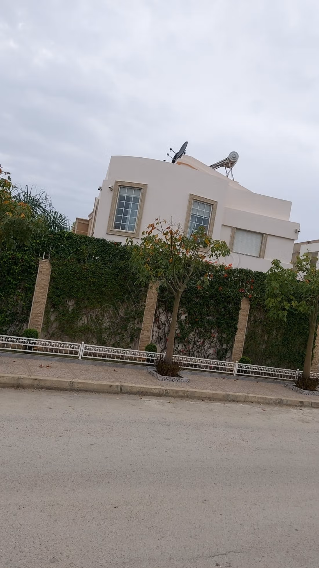 High quality villa for sale in Achakar. Total area 400 m². Ample storage space