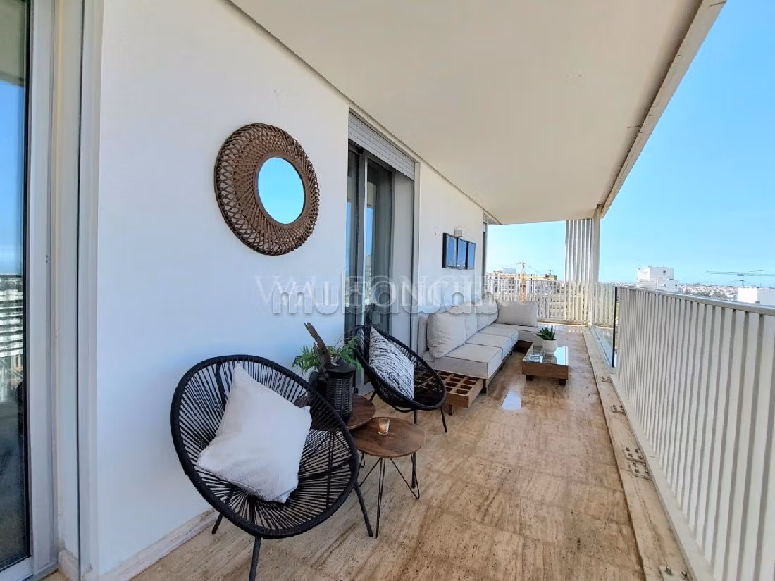 Apartment to purchase. 3 lovely rooms. Parking spaces and terrace. 