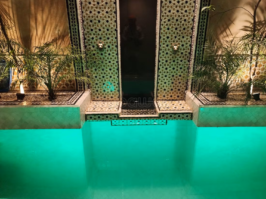 Sontuoso riad in affitto a Kbour Chou. Superficie di 220 m². Salotto marocchino, sistema di sicurezza.