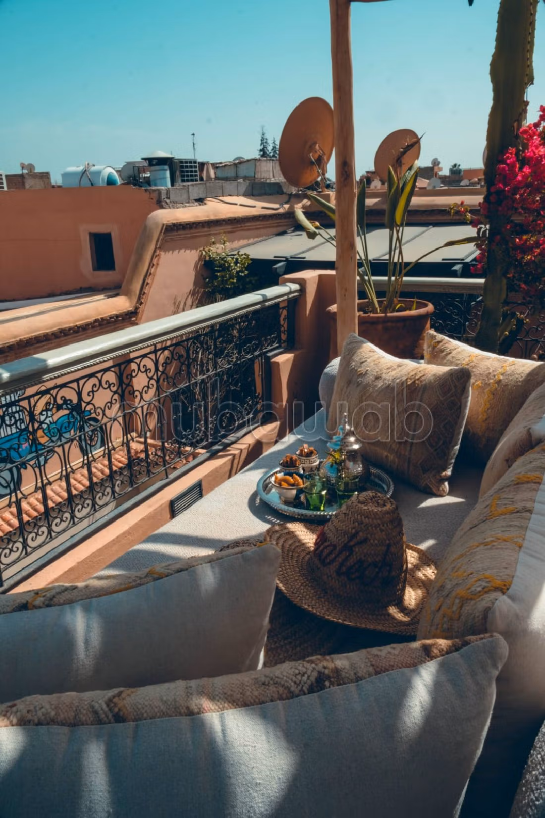 Sontuoso riad in affitto a Kbour Chou. Superficie di 220 m². Salotto marocchino, sistema di sicurezza.