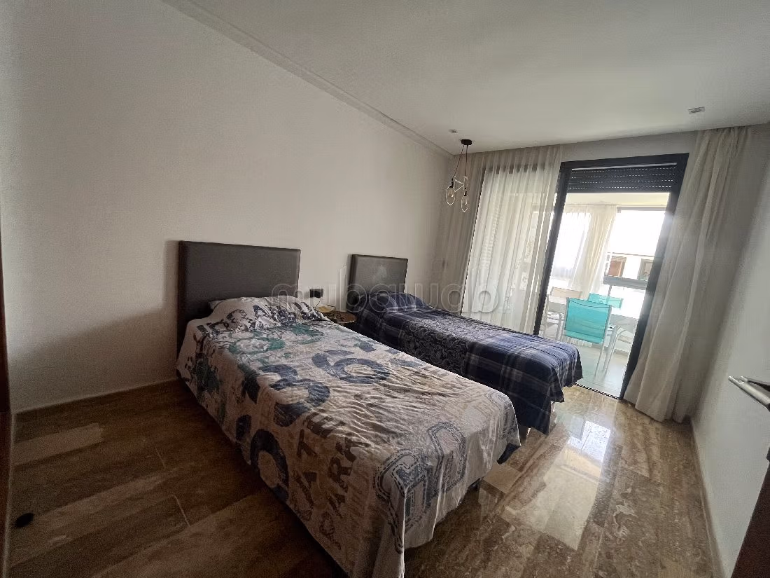 Se vende piso. 4 habitaciones confortables. Bien decorado. 