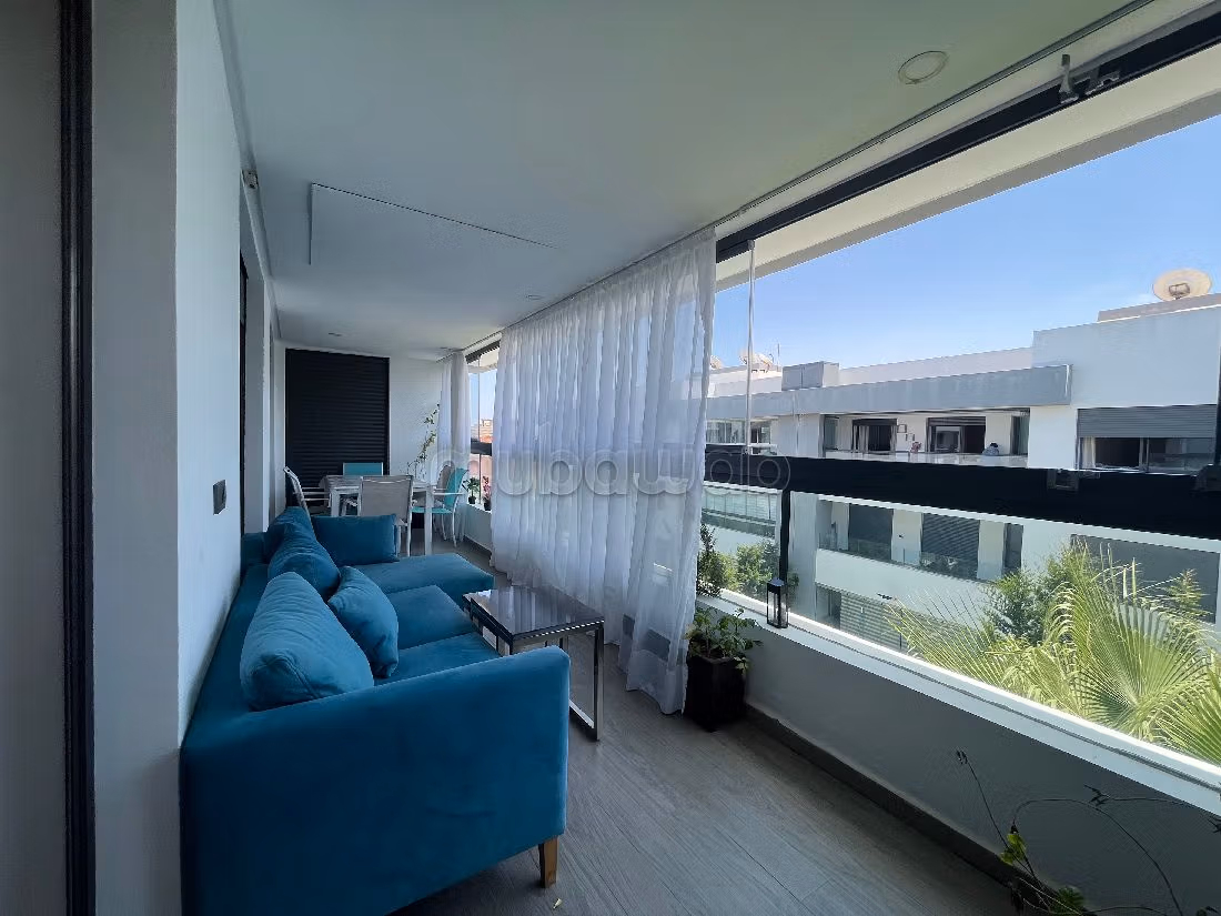 Se vende piso. 4 habitaciones confortables. Bien decorado. 