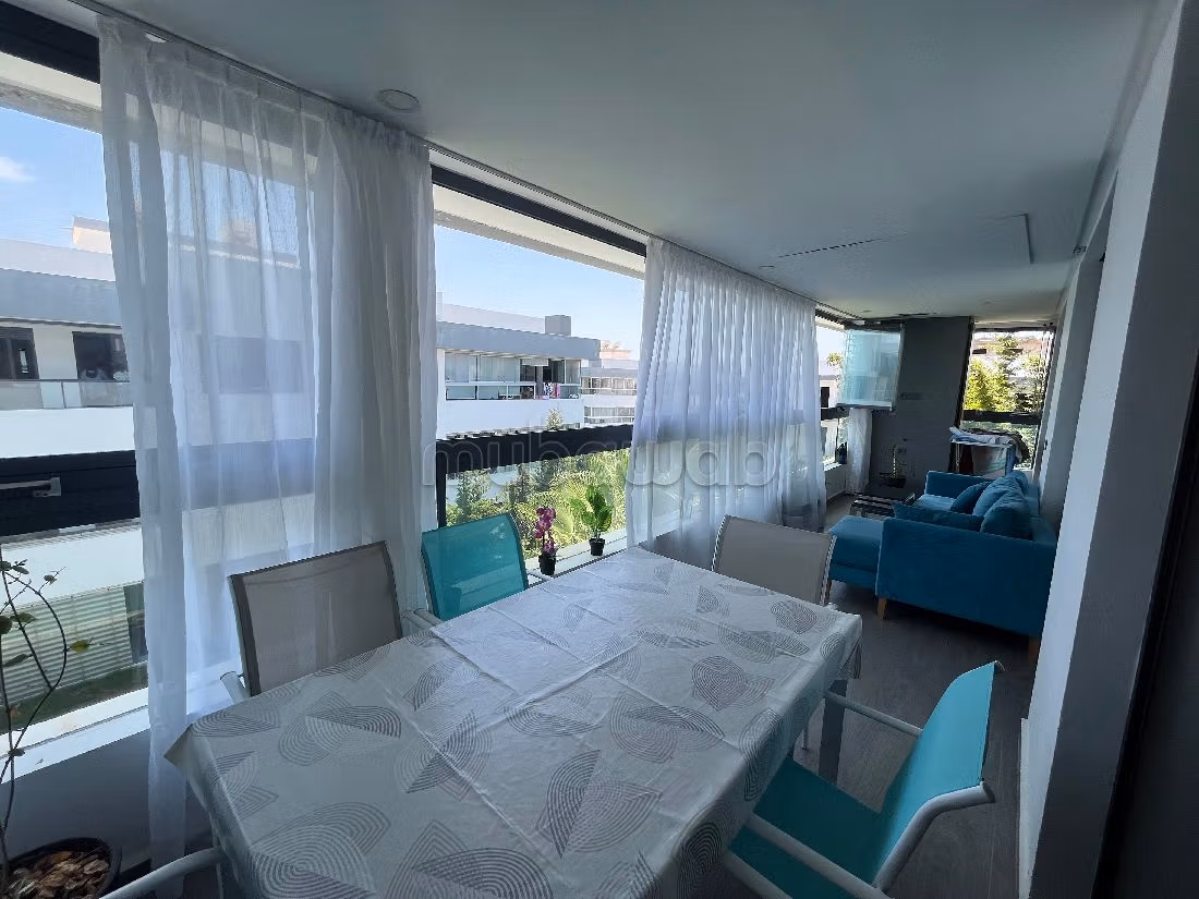 Se vende piso. 4 habitaciones confortables. Bien decorado. 