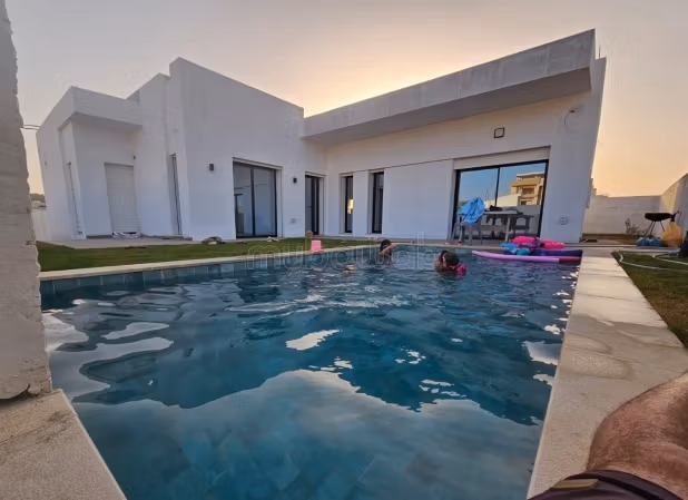 Luxury villas & houses for rent. 3 large rooms. Air conditioning and swimming pool. 