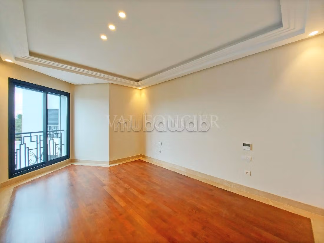 Apartment for rent in Ain Diab. Surface area 200 m². Beautiful terrace and garden