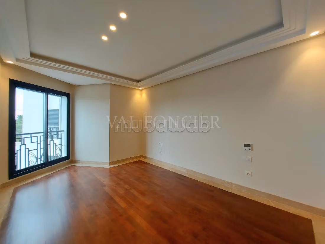 Apartment for rent in Ain Diab. Surface area 200 m². Beautiful terrace and garden