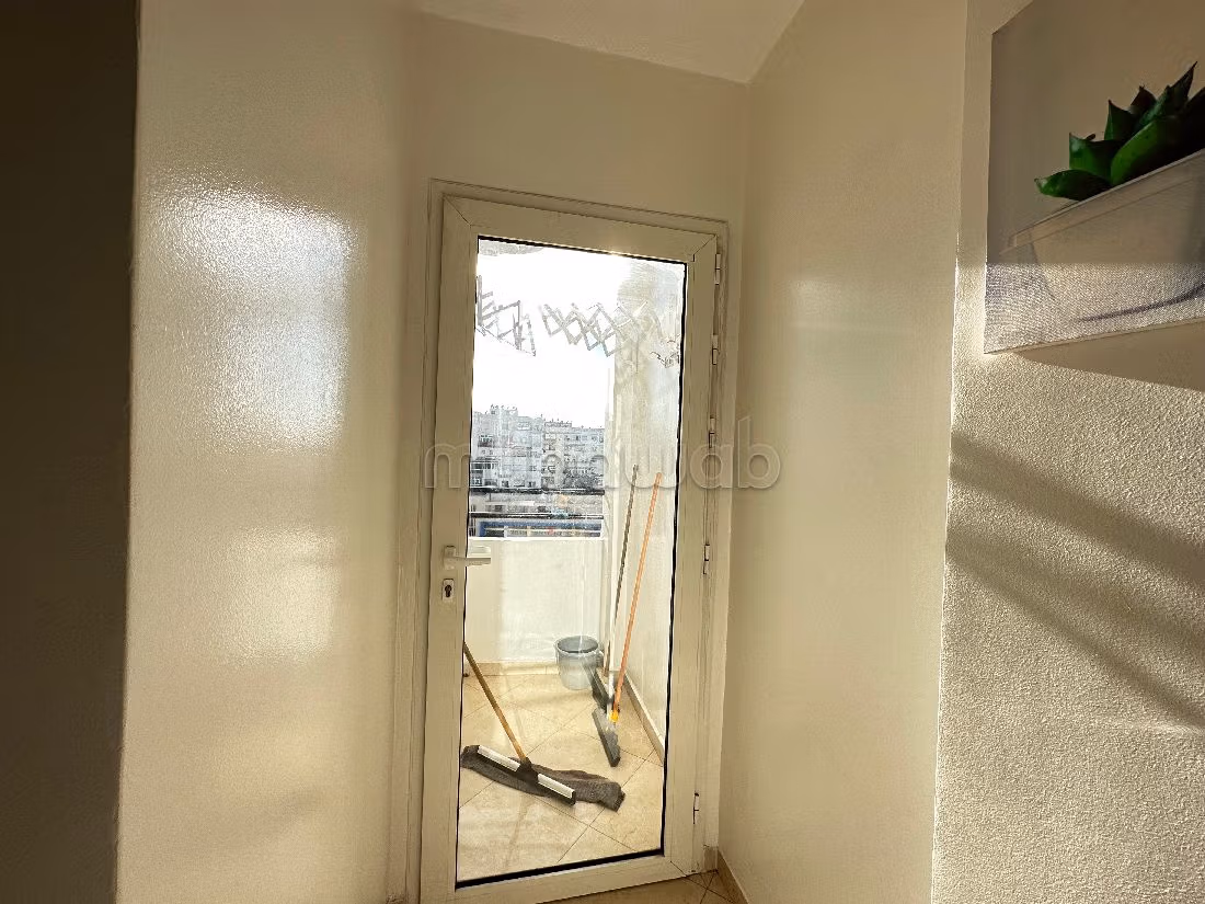 Flat for rent in Bourgogne Ouest. 2 beautiful rooms. Well decorated.