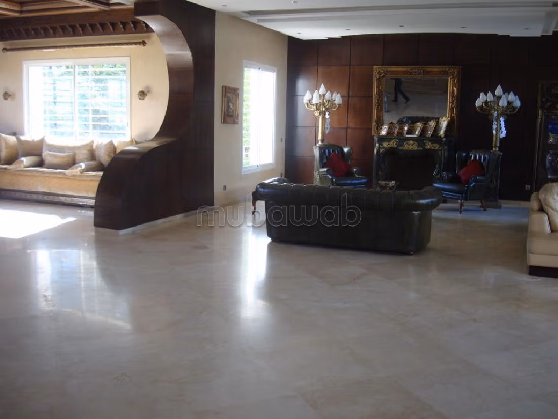 Villa's en luxe woningen beschikbaar in Souissi. 5 Ruimtes. Met lift en tuin. 