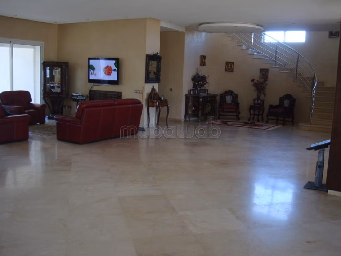 Villa's en luxe woningen beschikbaar in Souissi. 5 Ruimtes. Met lift en tuin. 