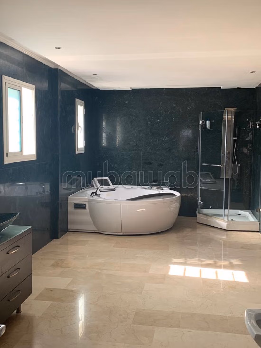 Villa's en luxe woningen beschikbaar in Souissi. 5 Ruimtes. Met lift en tuin. 